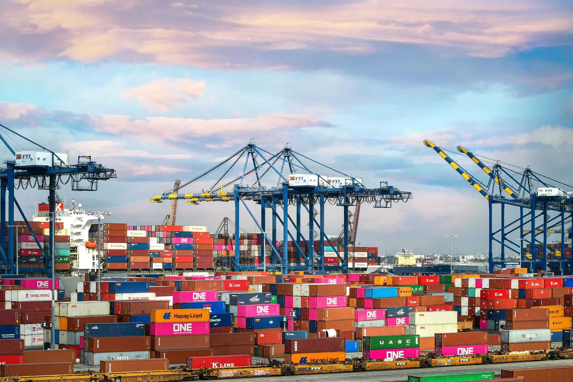 Containerterminal mit Kränen