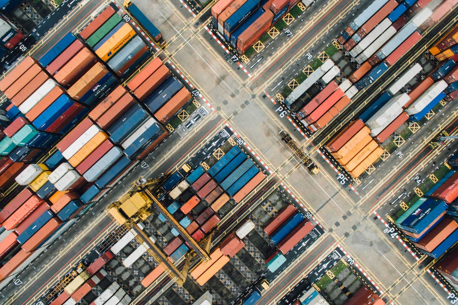 Containerterminal mit vielen Containern