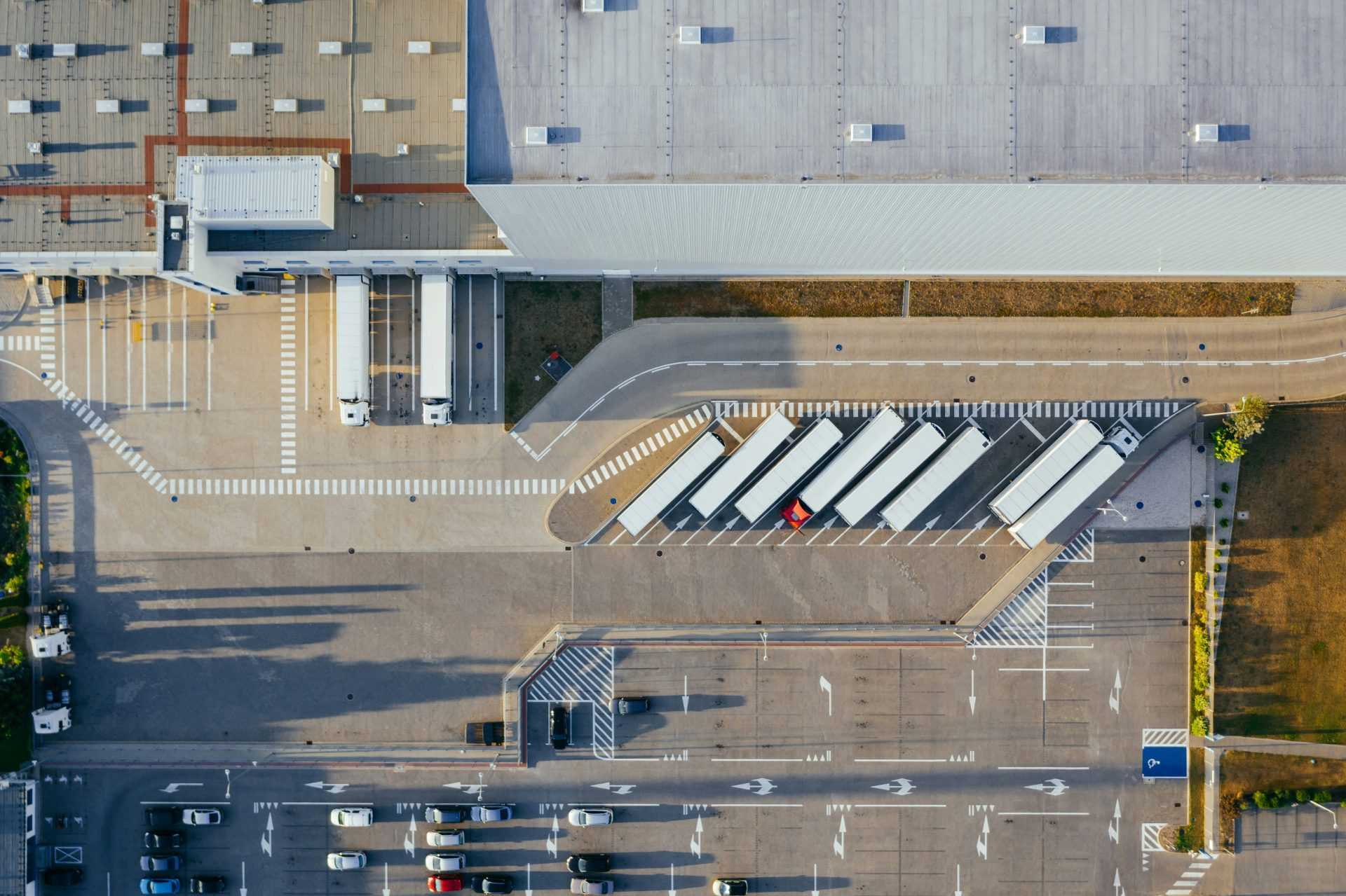 Logistikbereich mit Lkw-Parkplätzen